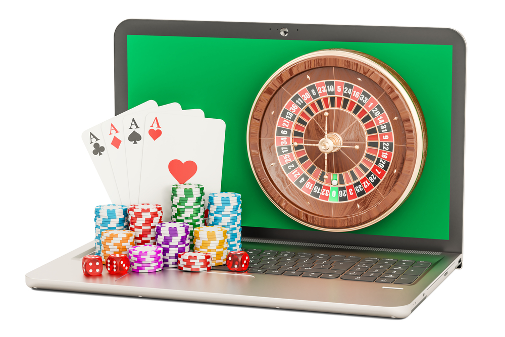 Ordenador, ruleta, cartas de poker monedas o chips